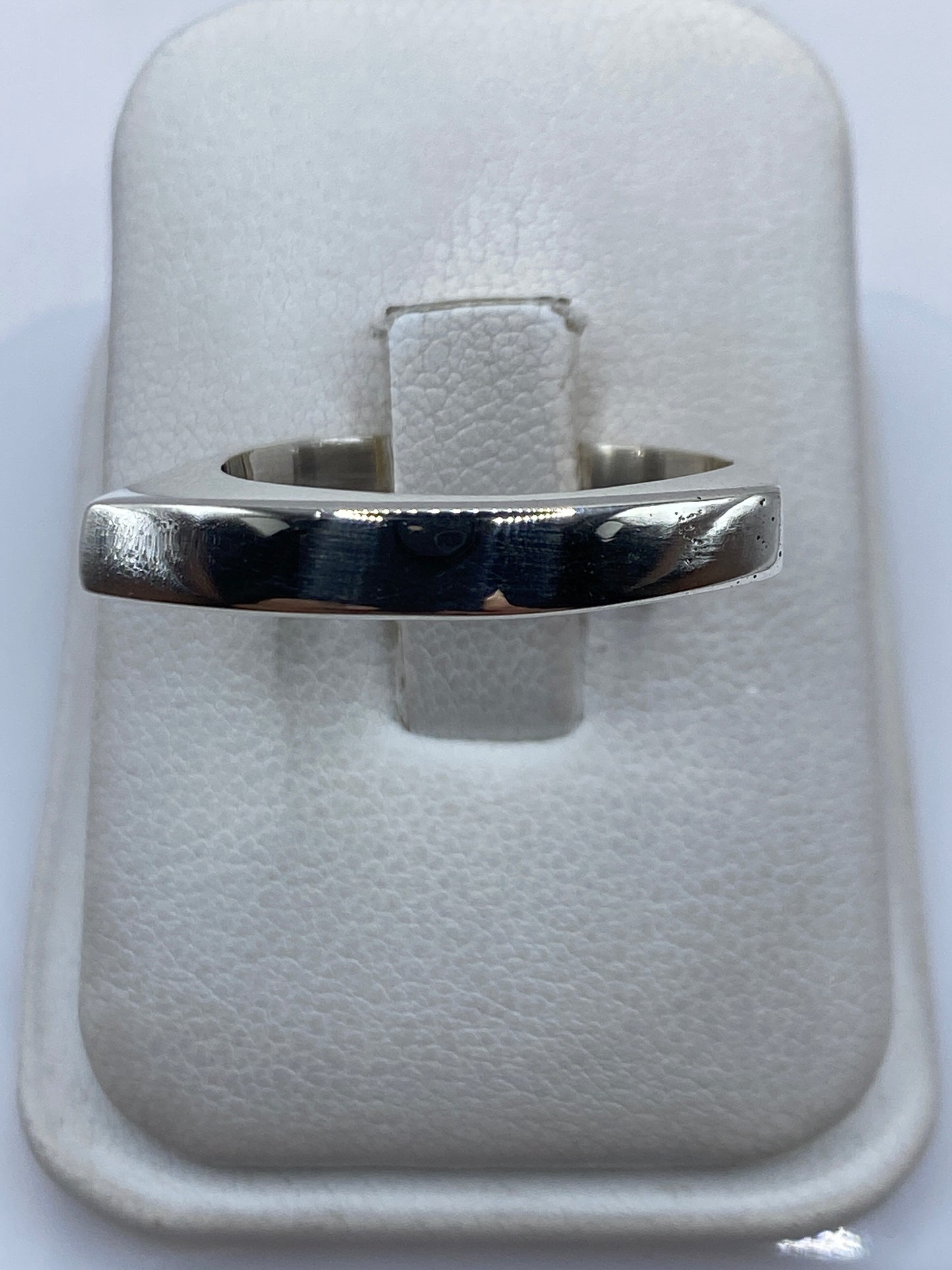 Anillo de plata cartoneado minimalista en talla 10, vista frontal en estuche blanco