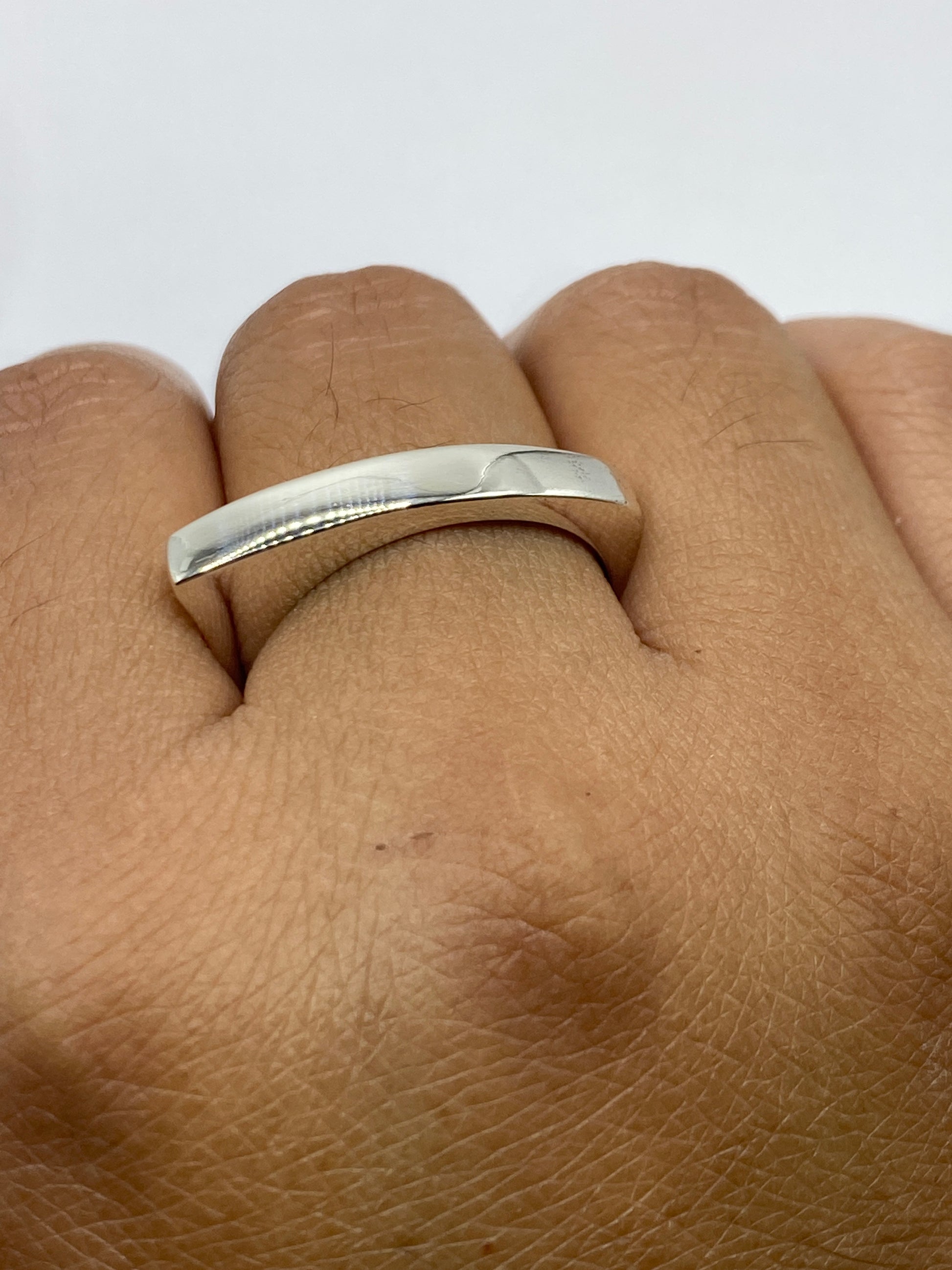 Detalle del Quinto .925 y el acabado pulido del anillo de cartoneado