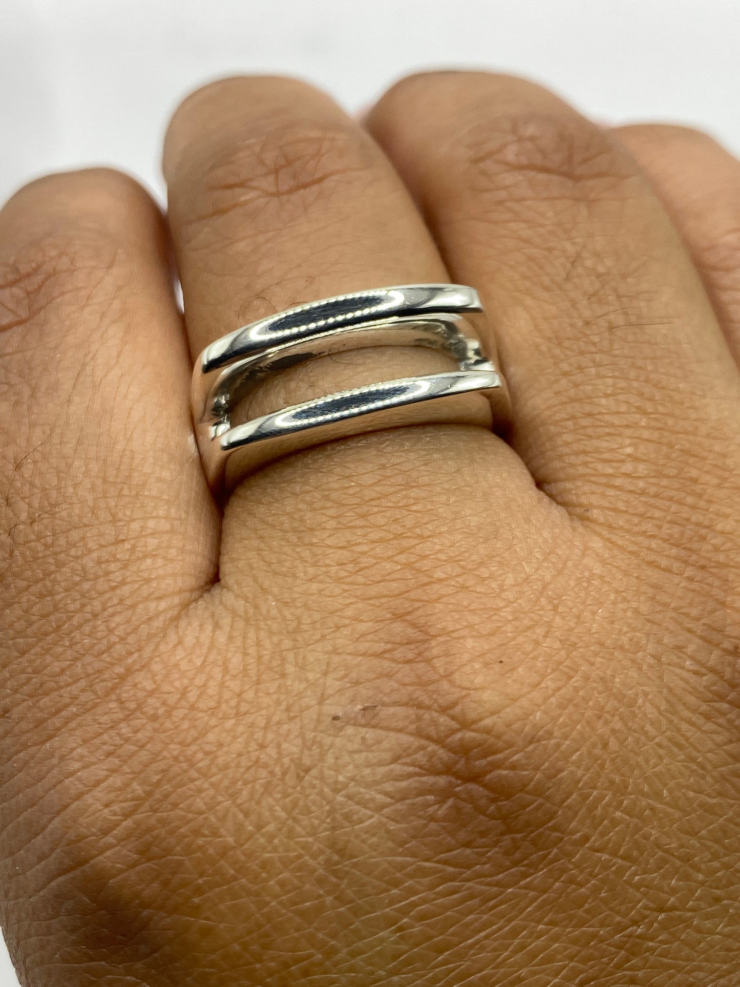 Anillo sobre fondo blanco mostrando el Quinto .925 en el interior