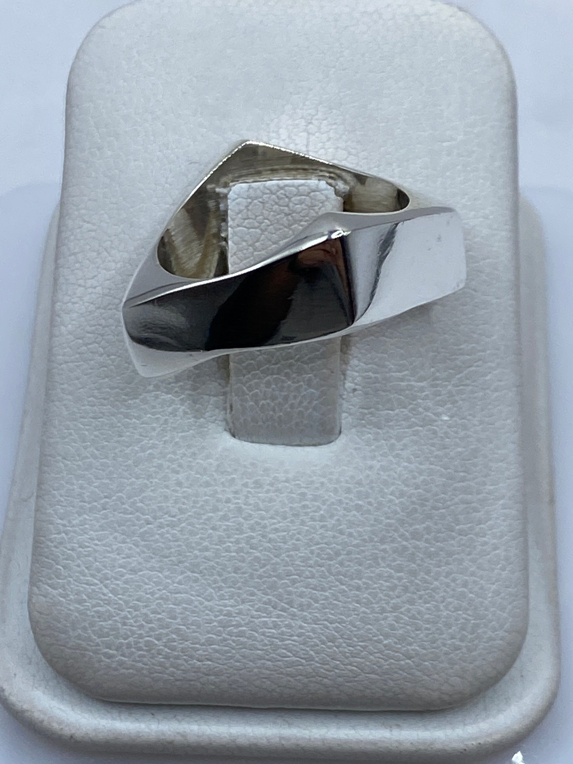 Anillo de plata cartoneado geométrico en talla 7, vista frontal