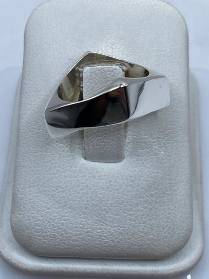 Anillo de plata cartoneado geométrico en talla 7, vista frontal