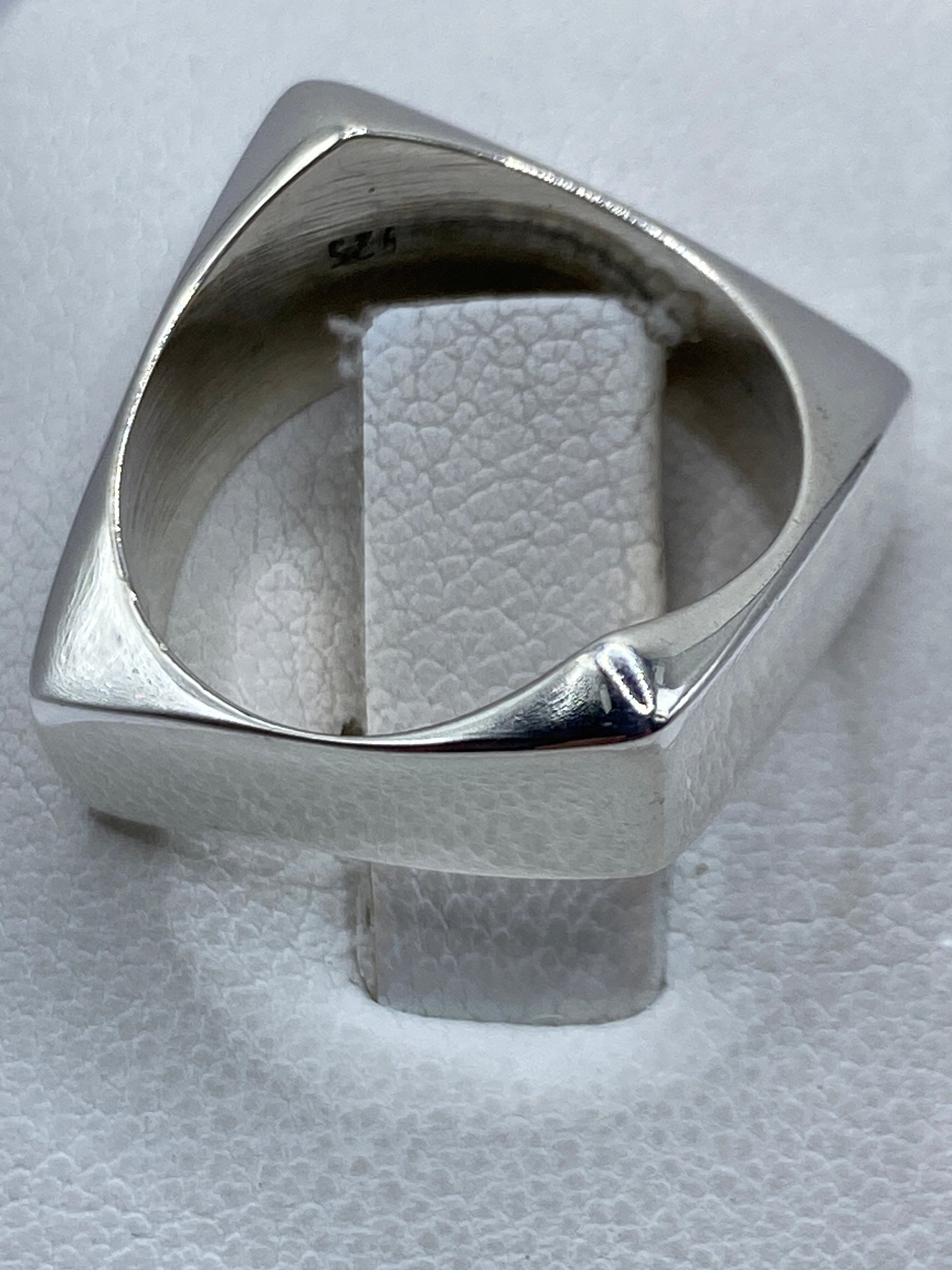 Anillo puesto en dedo, mostrando el volumen geométrico