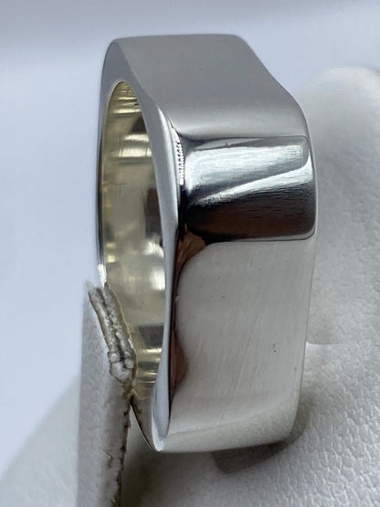 Anillo en estuche blanco mostrando el acabado pulido espejo