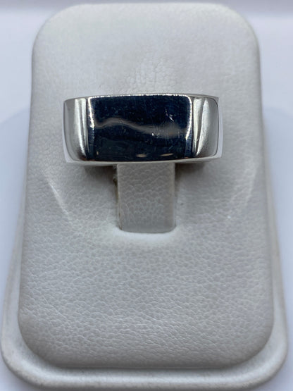 Anillo de plata cartoneado .925 con volumen 3D visto desde arriba en estuche blanco