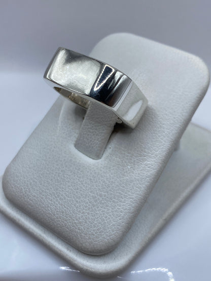 Anillo de cartoneado de Taxco en la mano mostrando su presencia y brillo pulido