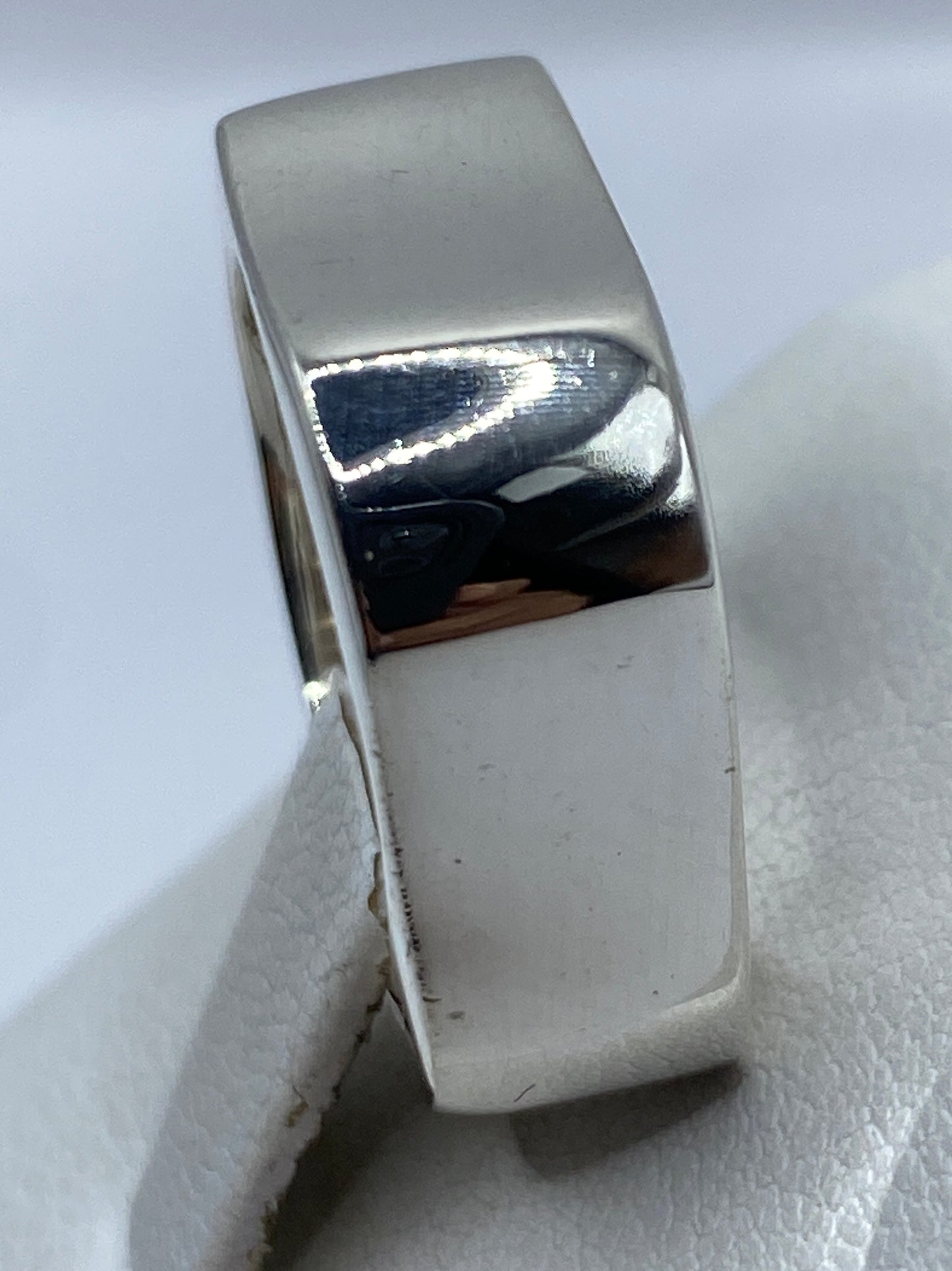 Detalle lateral del anillo de plata cartoneado mostrando el ensamblaje preciso