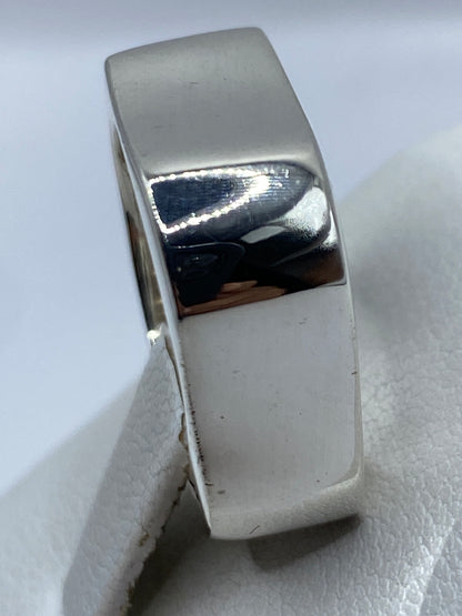 Detalle lateral del anillo de plata cartoneado mostrando el ensamblaje preciso
