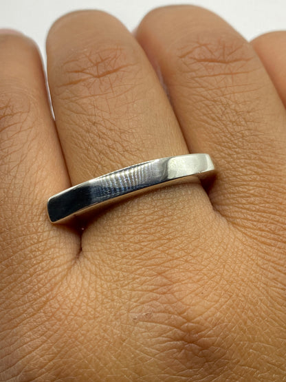 Anillo sobre fondo blanco con marca 925 visible en el interior