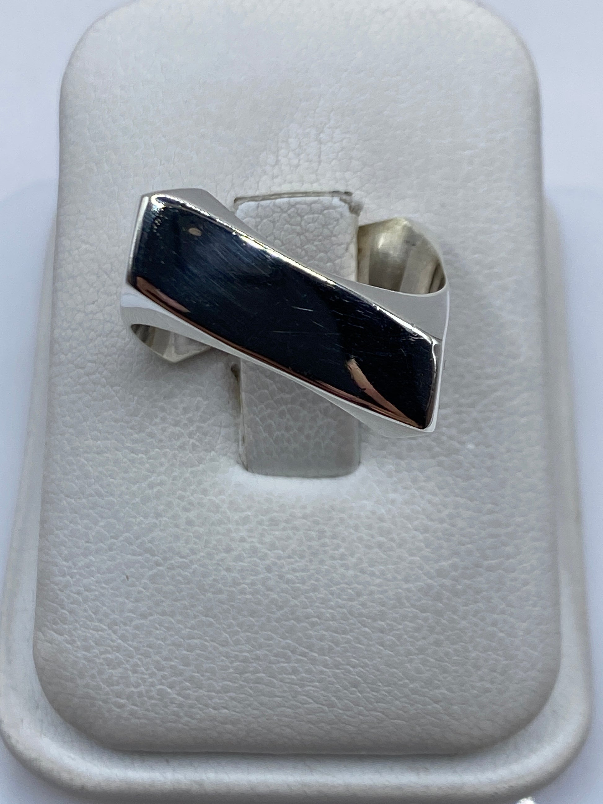 Anillo de plata cartoneado minimalista en talla 8 sobre estuche blanco