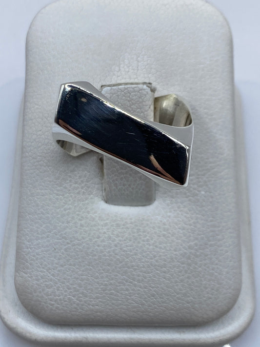 Anillo de plata cartoneado minimalista en talla 8 sobre estuche blanco