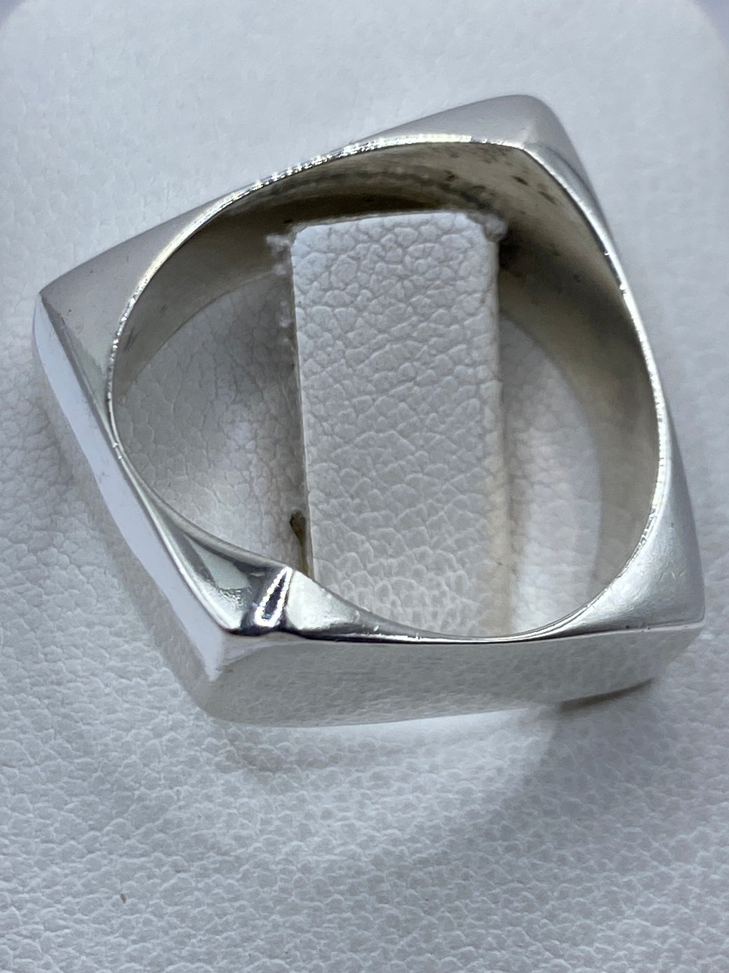 Anillo de plata .925 desde arriba mostrando el Quinto grabado en la cara interior
