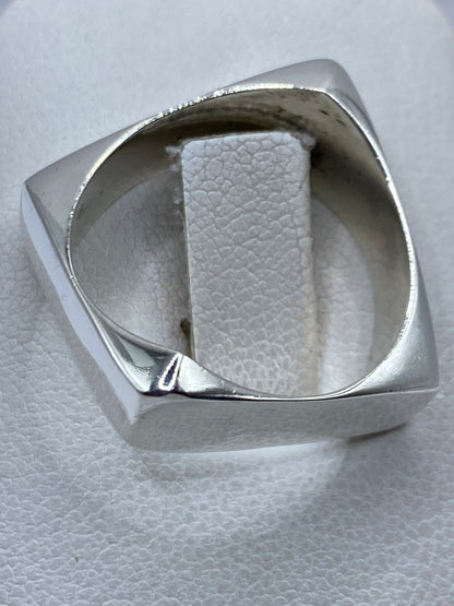 Anillo de plata .925 desde arriba mostrando el Quinto grabado en la cara interior