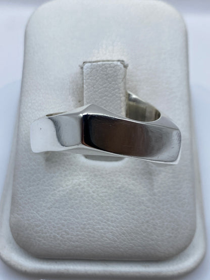 Anillo de plata cartoneado con volumen geométrico en talla 10