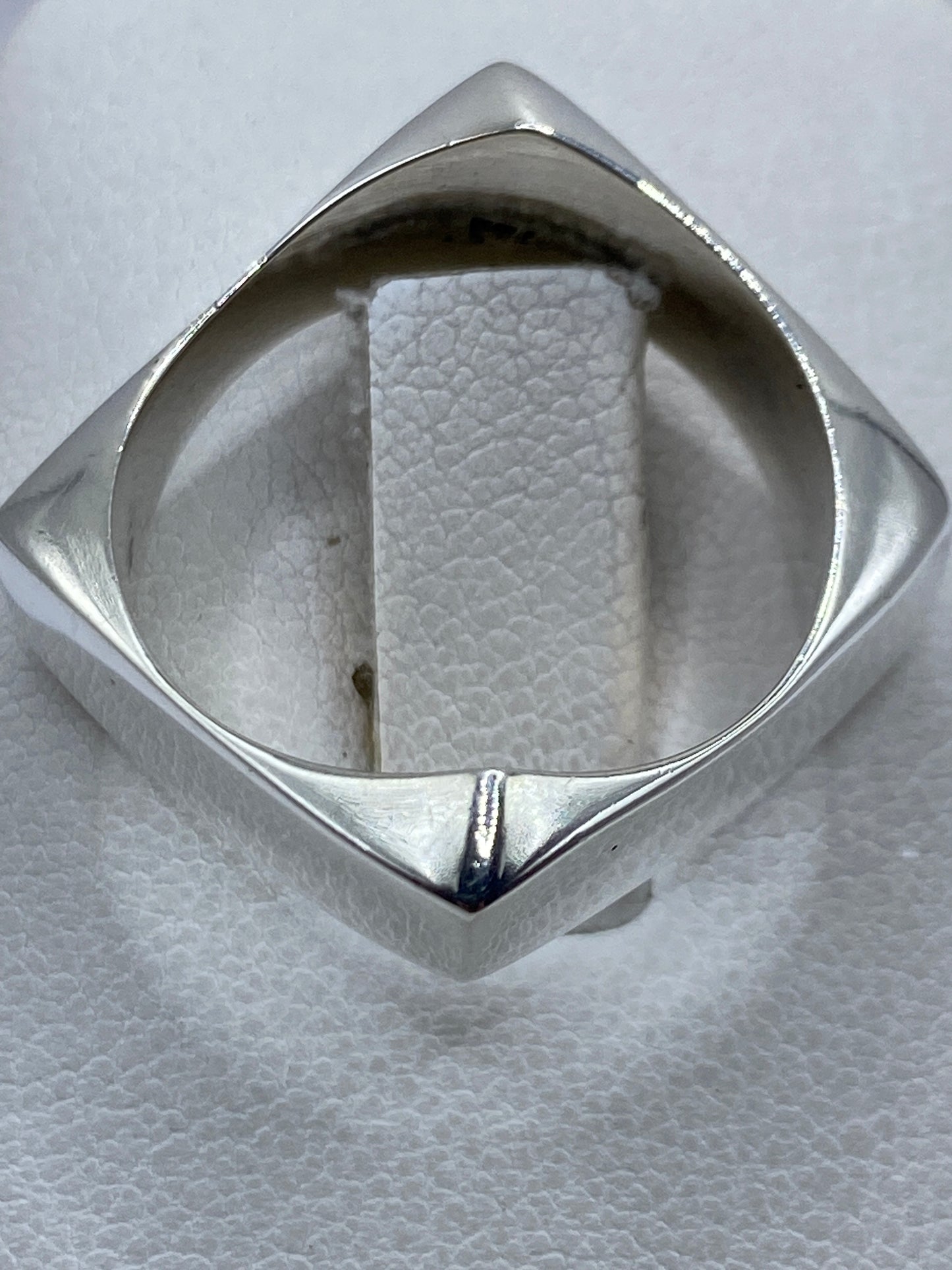Anillo cartoneado en la mano mostrando el acabado pulido