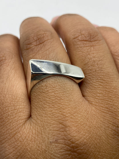 Anillo sobre fondo gris mostrando la firma del Quinto 925