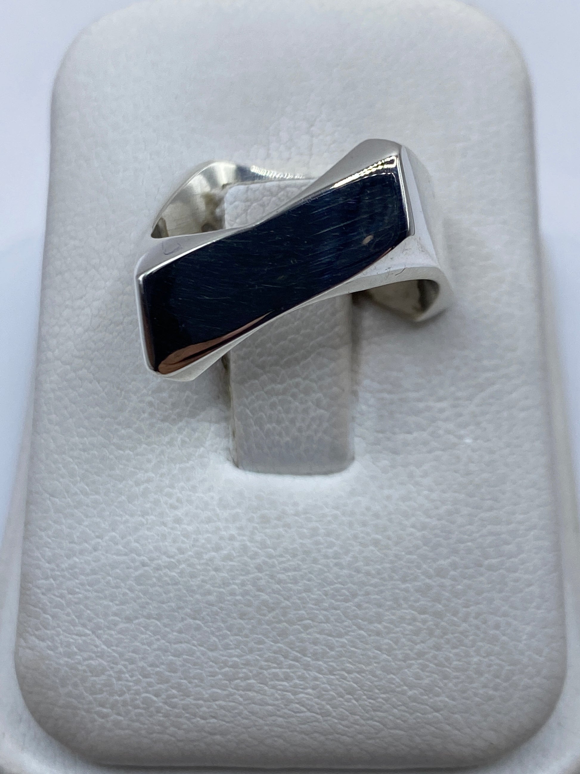 Anillo de plata cartoneado minimalista en talla 6, visto desde arriba en estuche blanco