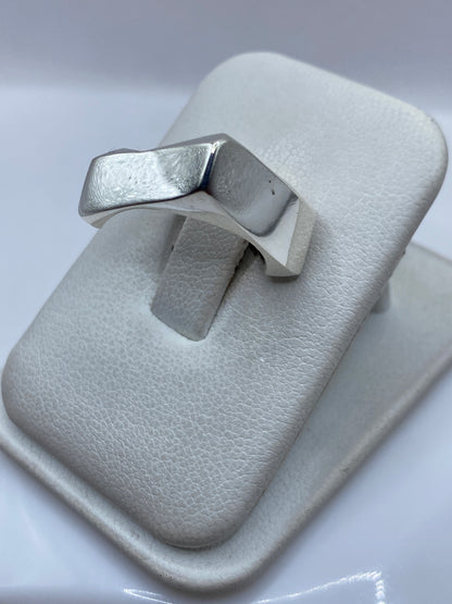 Vista lateral del anillo cartoneado geométrico mostrando el volumen en 3D