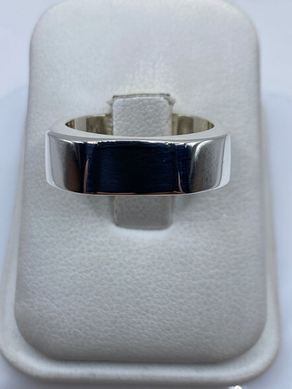 Anillo de plata cartoneado geométrico en talla 8, vista superior sobre estuche blanco