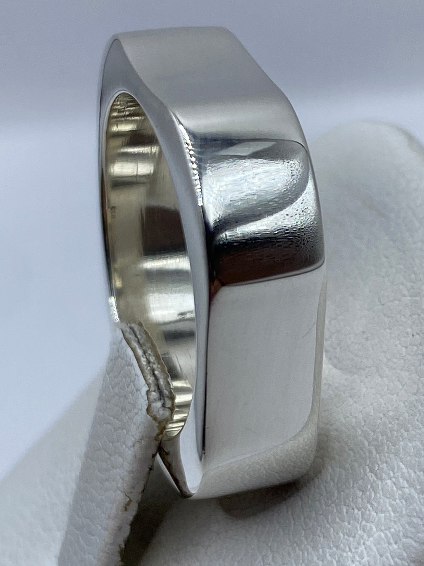 Detalle del lado del anillo con las aristas limpias y pulidas