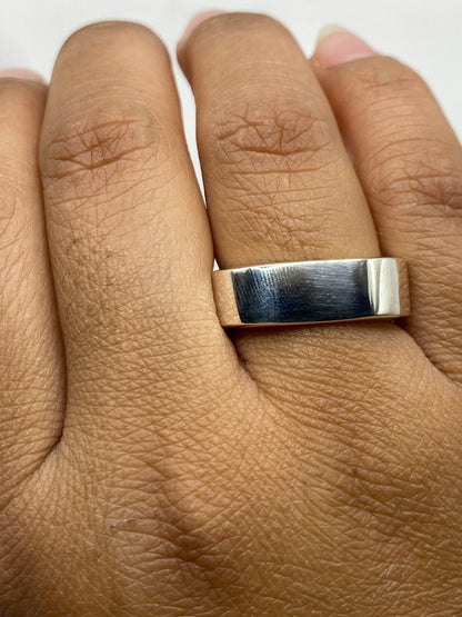 Anillo sobre fondo gris mostrando el sello .925 interior y la forma geométrica