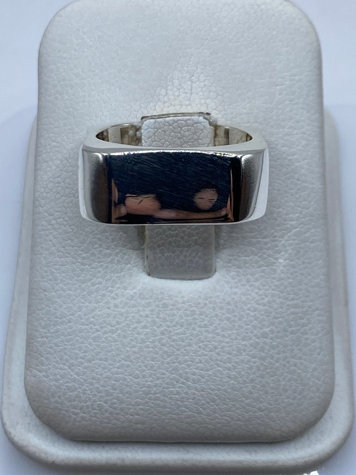 Anillo de plata cartoneado de Taxco en talla 6, vista frontal mostrando el volumen 3D