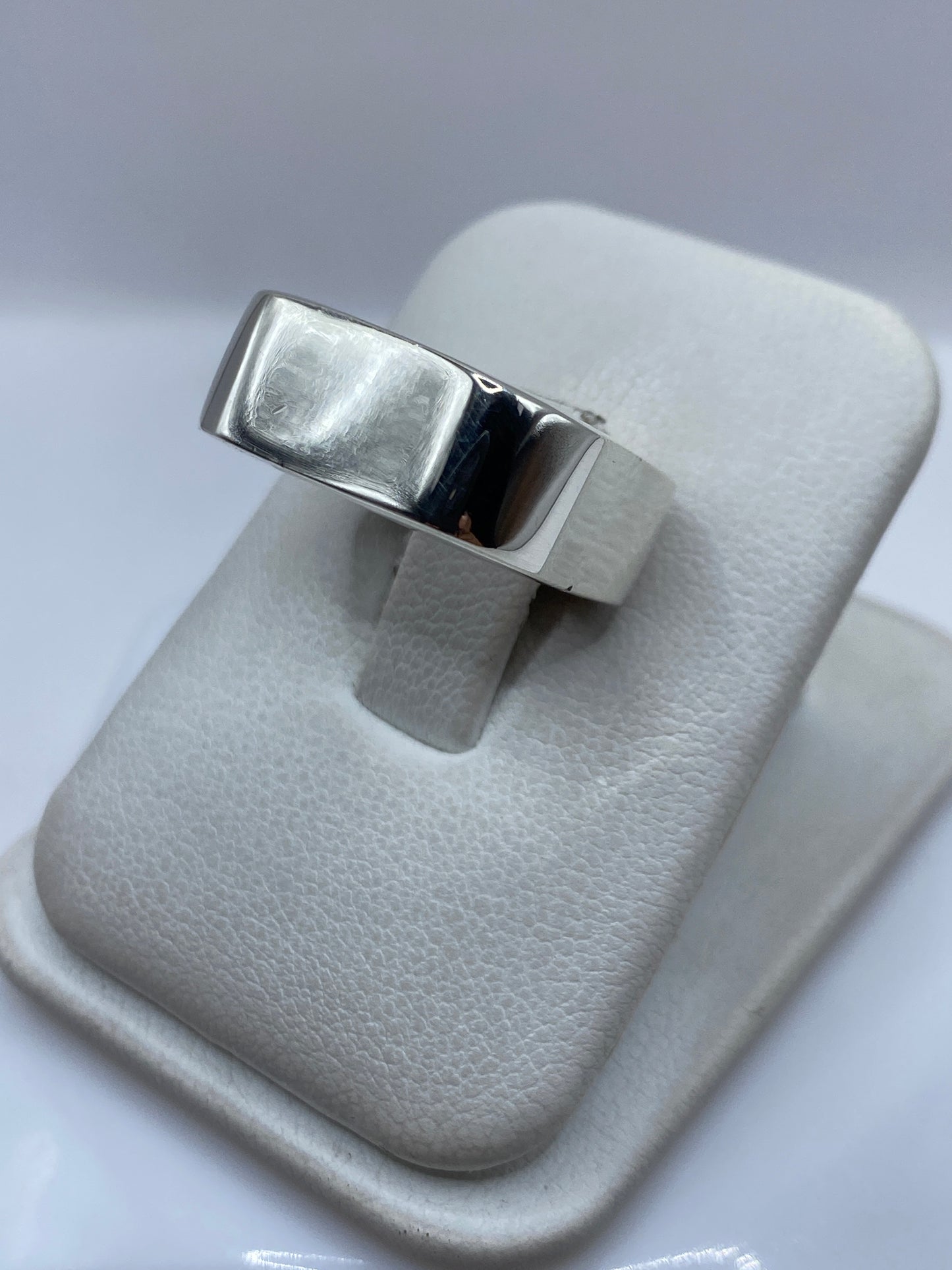 Anillo de plata .925 cartoneado puesto en dedo, mostrando el peso equilibrado