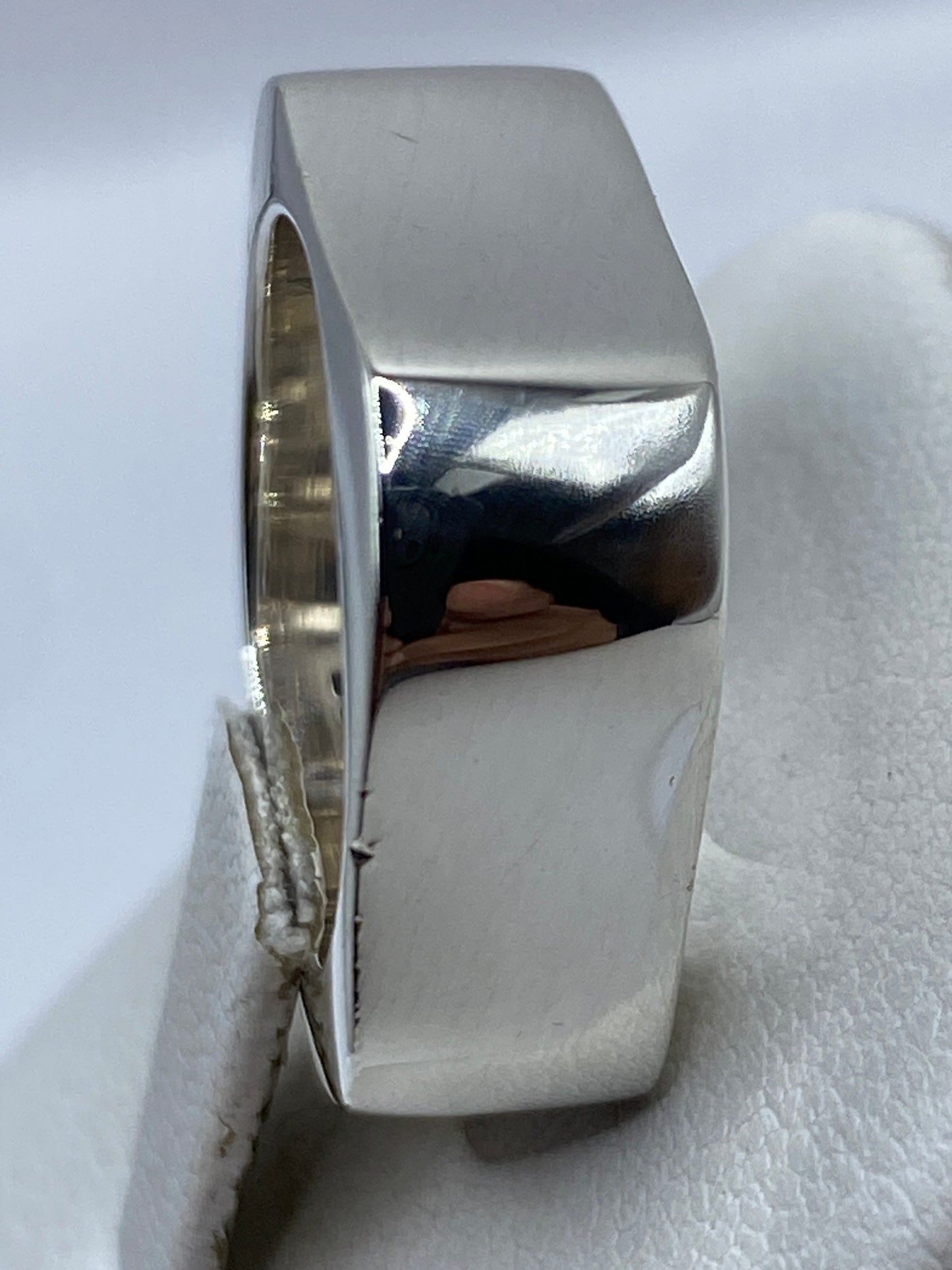Detalle lateral del anillo de cartoneado con pulido espejo