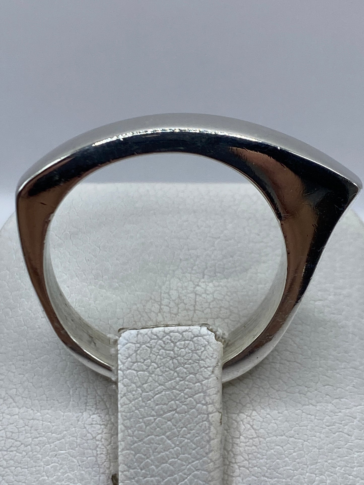 Detalle lateral del anillo de plata cartoneado de Taxco