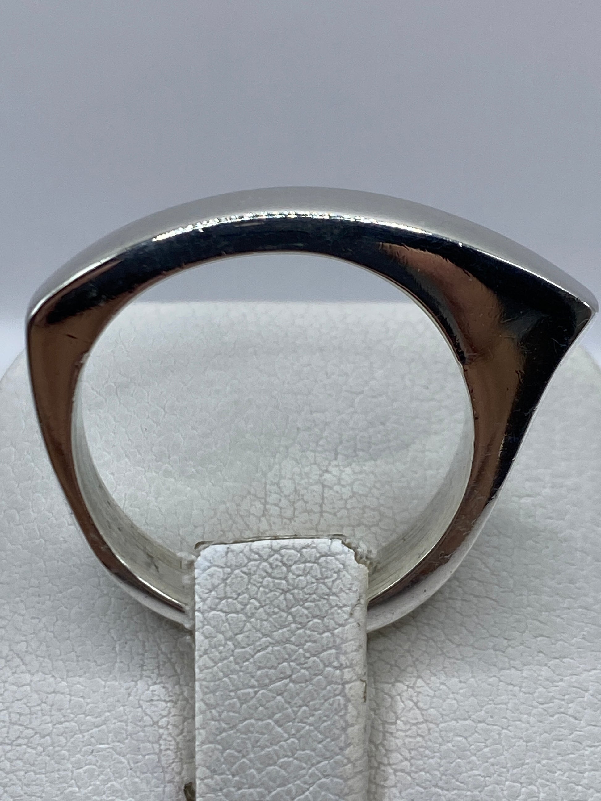 Detalle lateral del anillo de plata cartoneado de Taxco