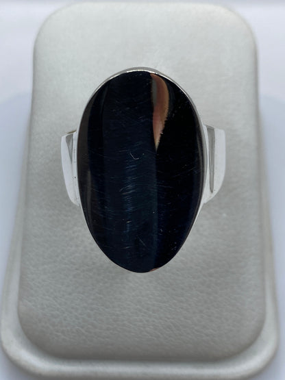 Anillo ovalado de plata .925 pulida sobre fondo blanco, vista frontal