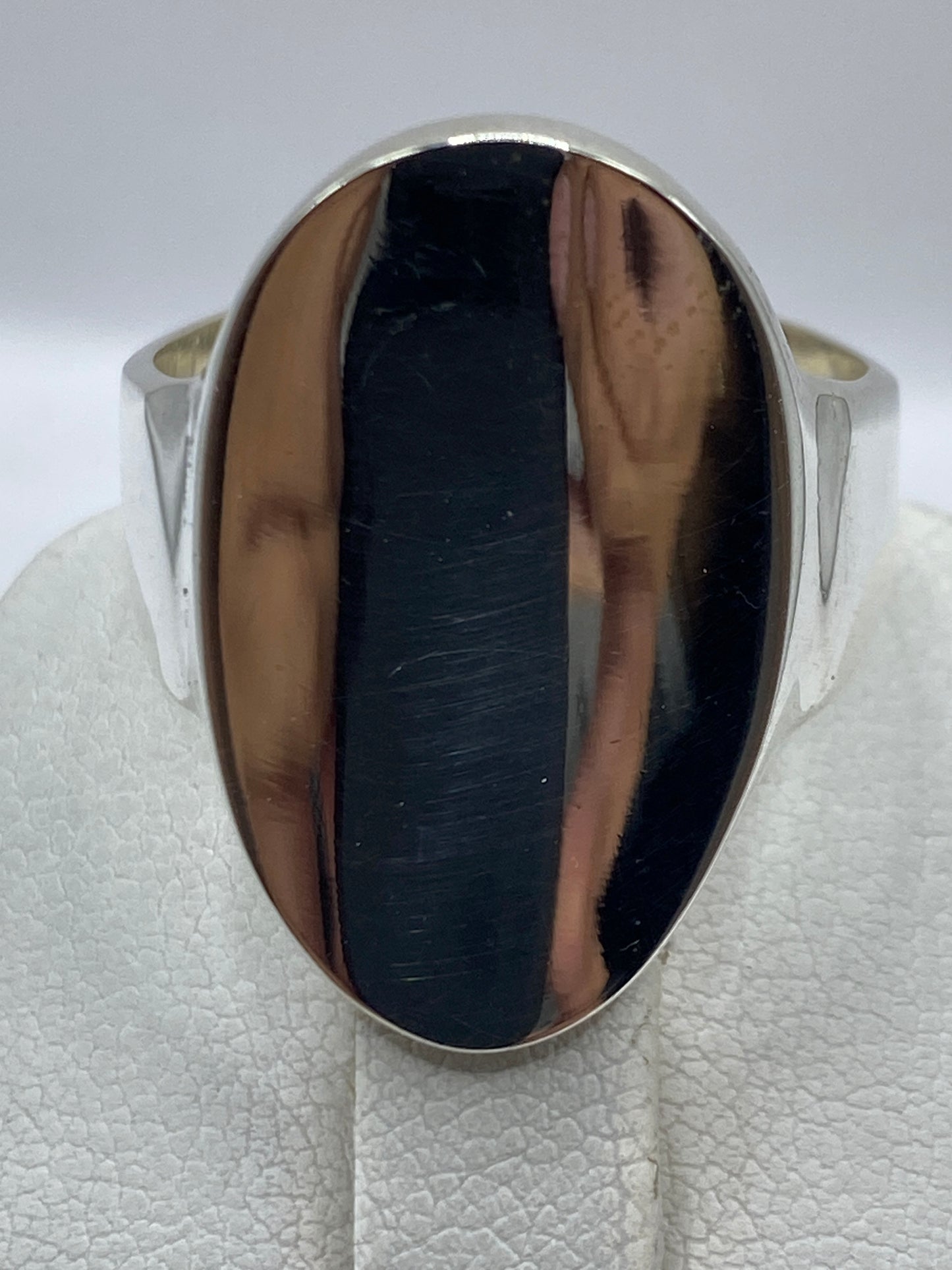 Anillo en la mano de una mujer, brillante y cómodo