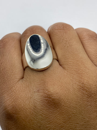 Anillo sobre balanza mostrando peso de 8.7 gramos