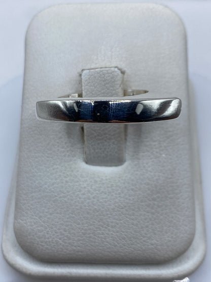 Anillo de plata cartoneado con volumen 3D en la mano de una mujer