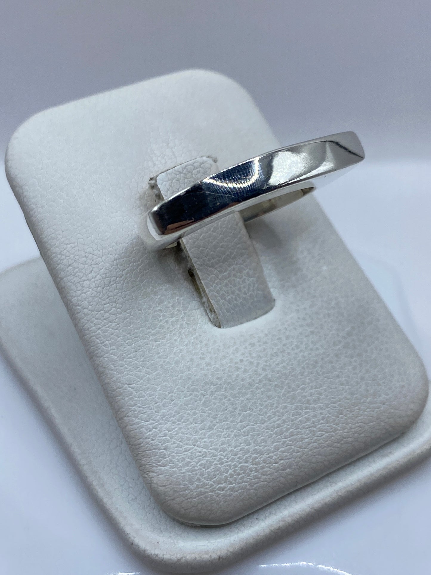 Vista frontal del anillo de plata .925 cartoneado mostrando el diseño minimalista