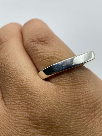 Anillo sobre fondo blanco mostrando el Quinto .925 grabado en la banda