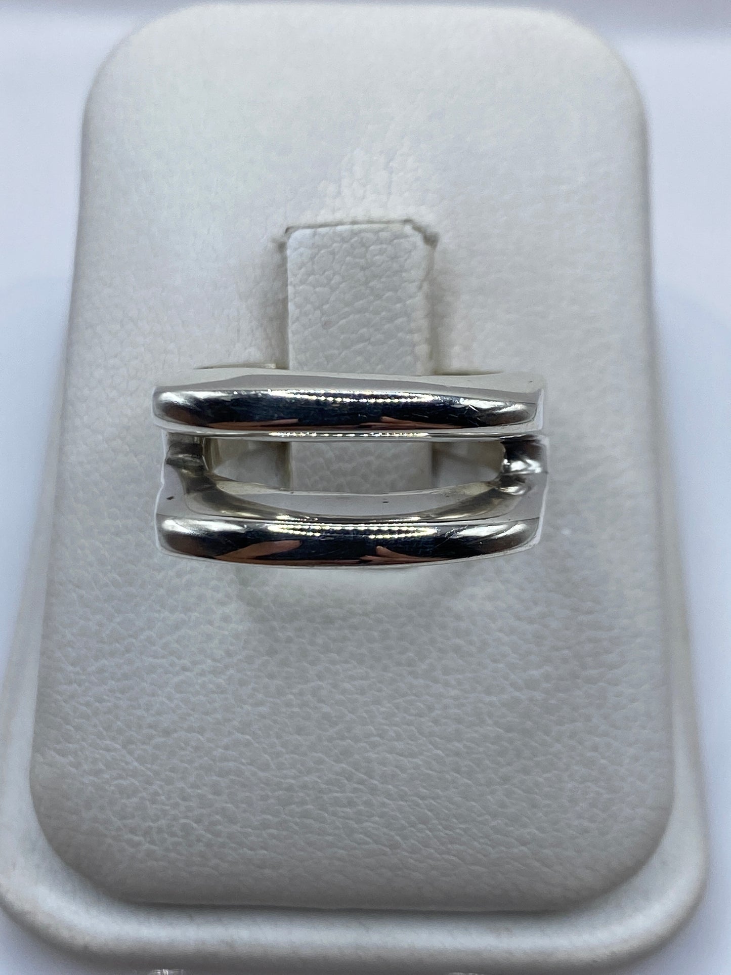 Anillo de plata cartoneado .925 en estuche blanco, vista frontal