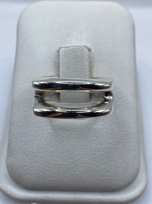 Anillo de plata cartoneado .925 en estuche blanco, vista frontal