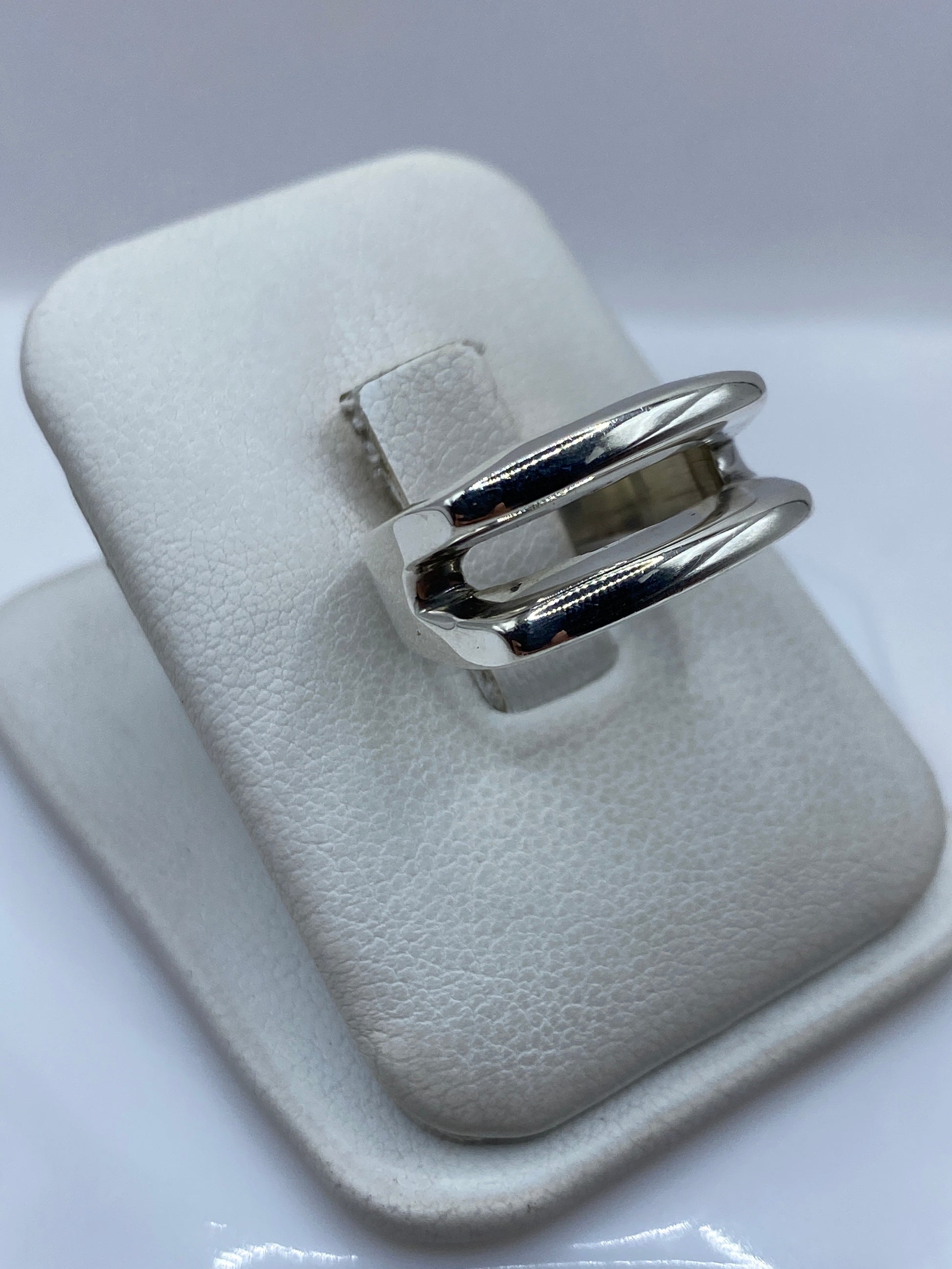 Anillo de plata con cartoneado visto de lado mostrando el volumen 3D