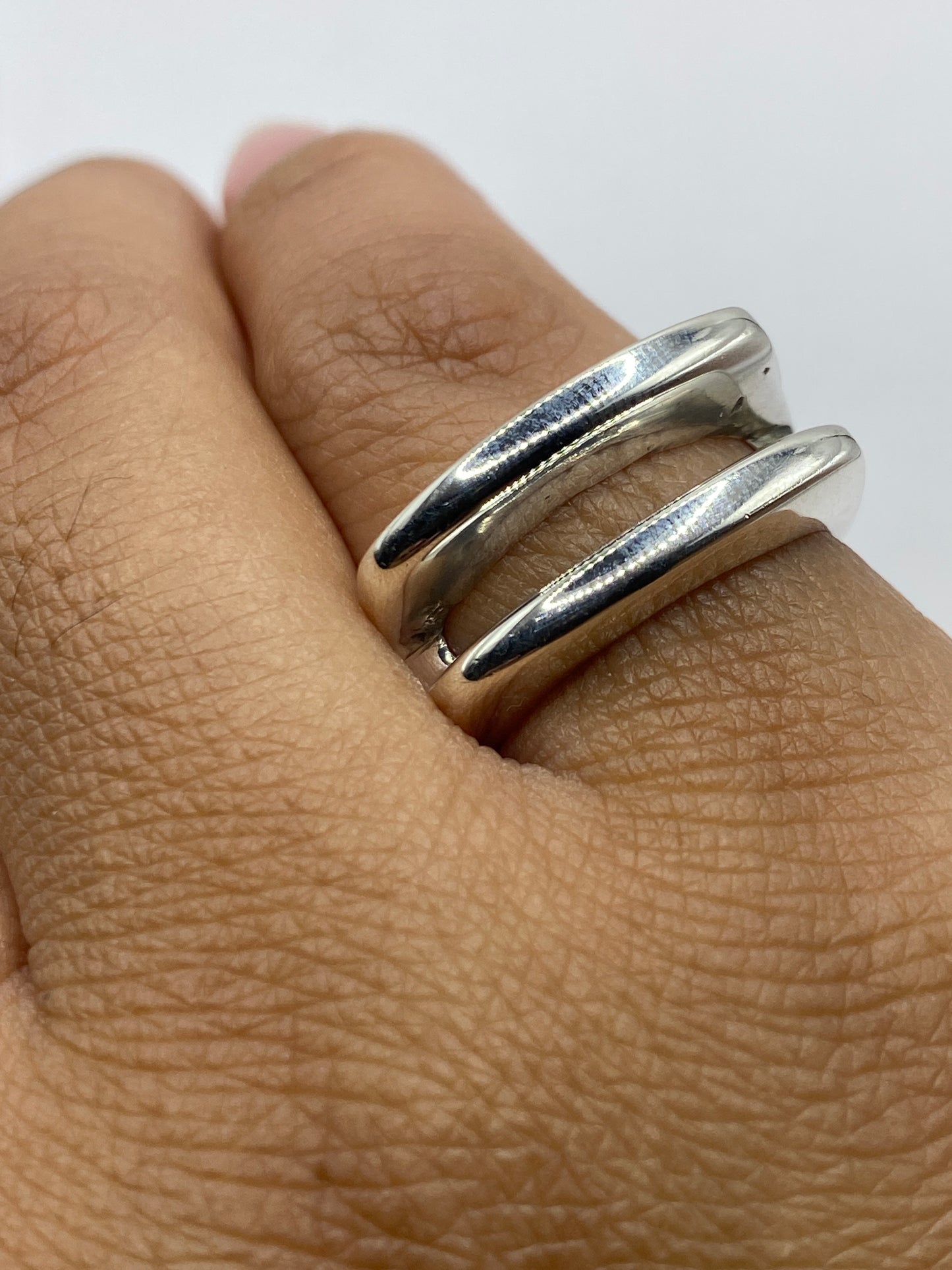 Anillo sobre fondo gris mostrando el Quinto .925 grabado en el interior