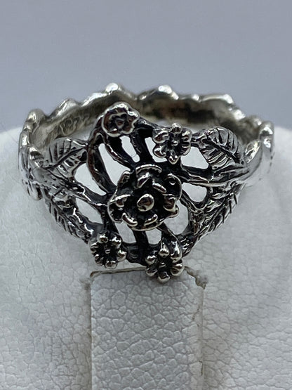 Detalle del calado de flores visto desde arriba en plata .925