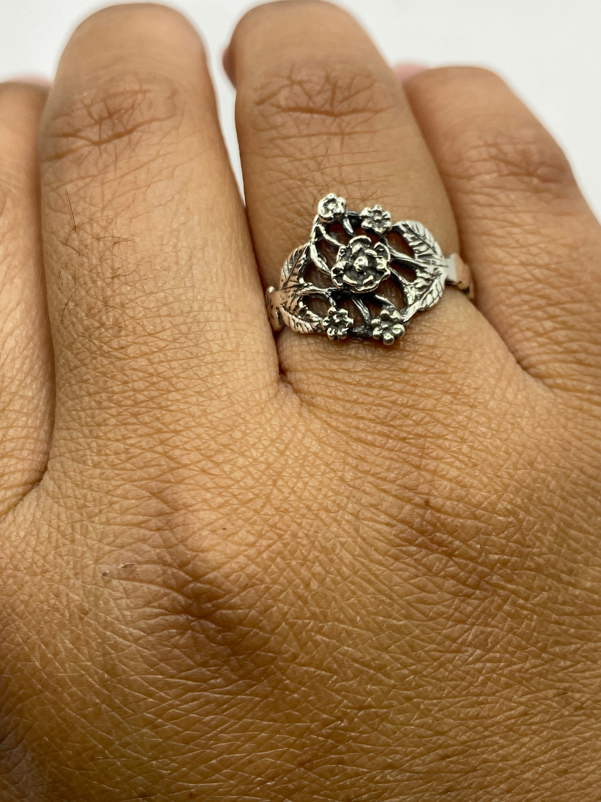 Anillo de plata calado en dedo mostrando el diseño delicado