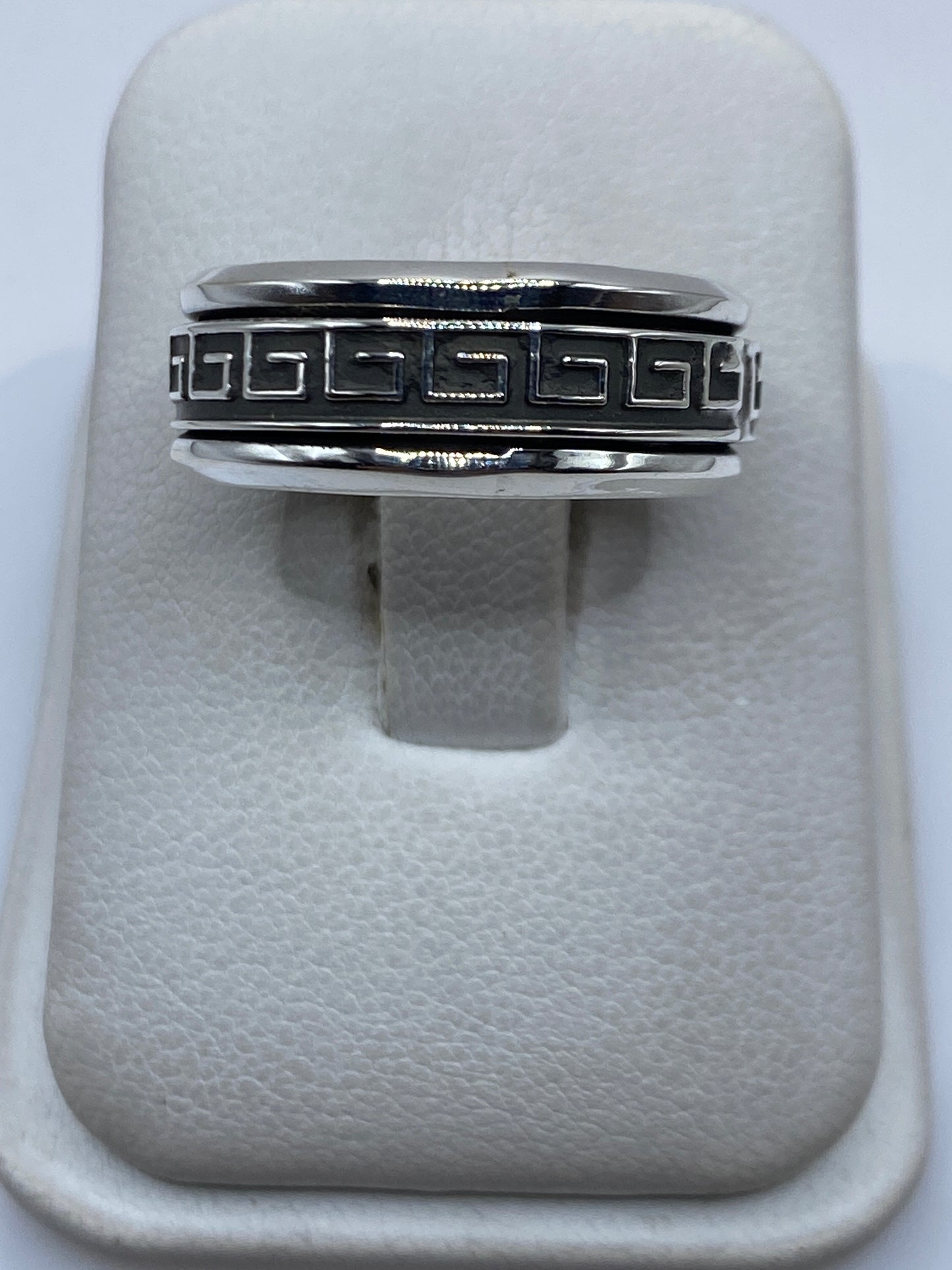 Anillo de plata .925 con motivo prehispánico grabado, visto desde arriba