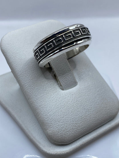Anillo prehispánico de Taxco en mano, mostrando el patrón de grecas grabadas