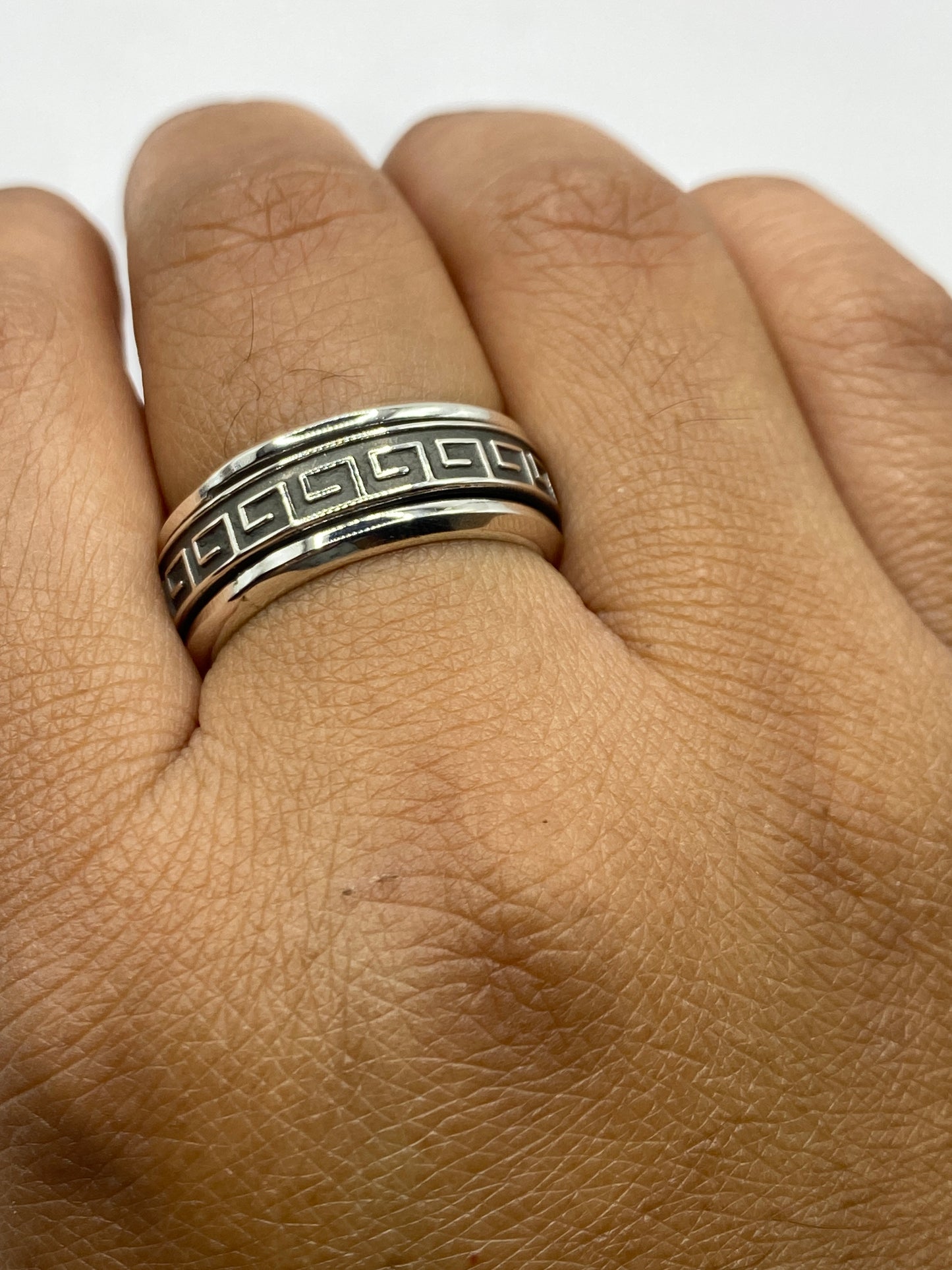 Anillo de plata .925 sobre fondo neutro mostrando el Quinto de autenticidad