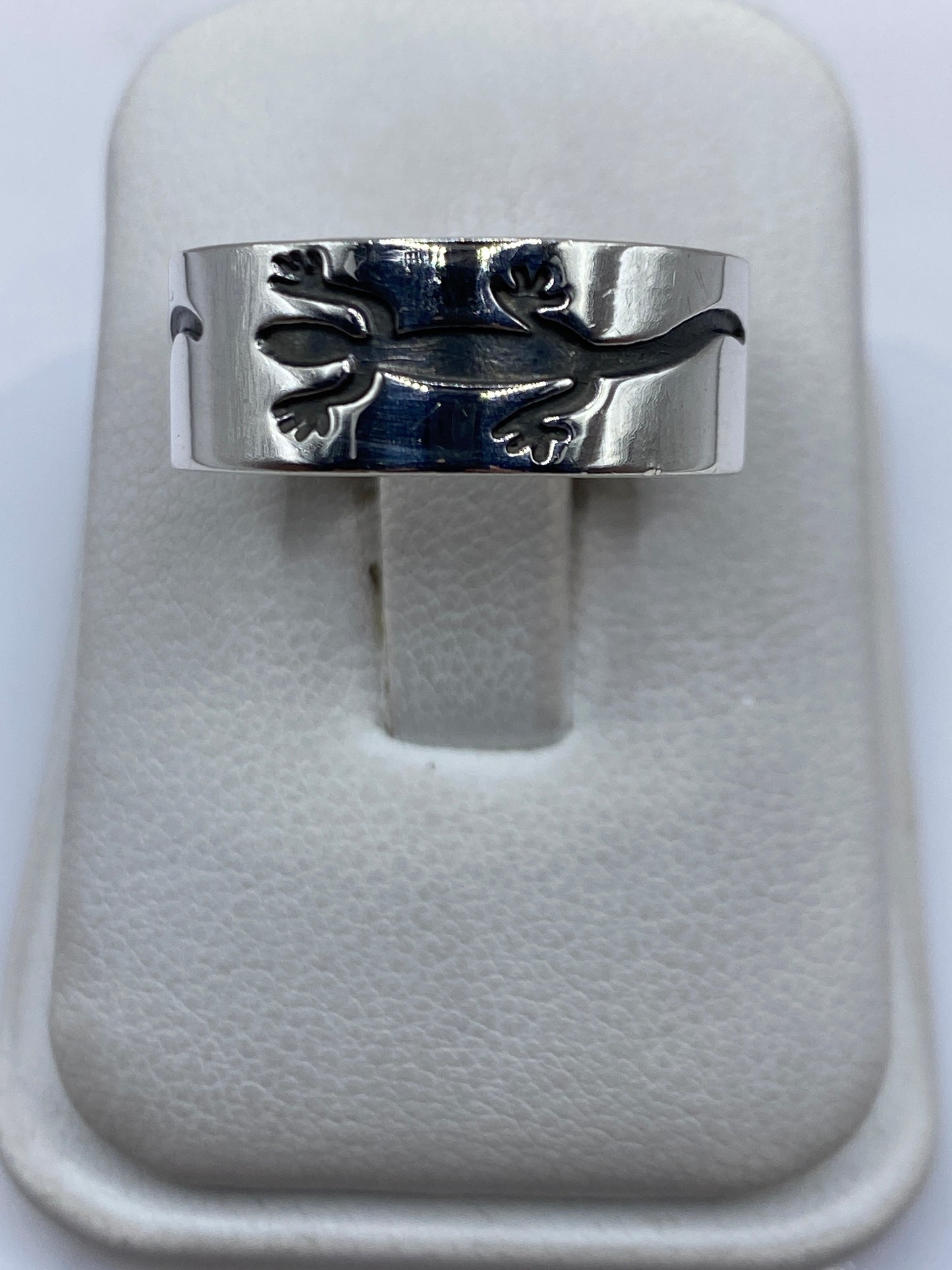 Anillo de plata .925 con iconografía prehispánica en banda ancha, vista frontal pulida