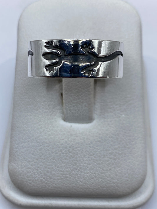 Anillo de plata .925 con iconografía prehispánica en banda ancha, vista frontal pulida