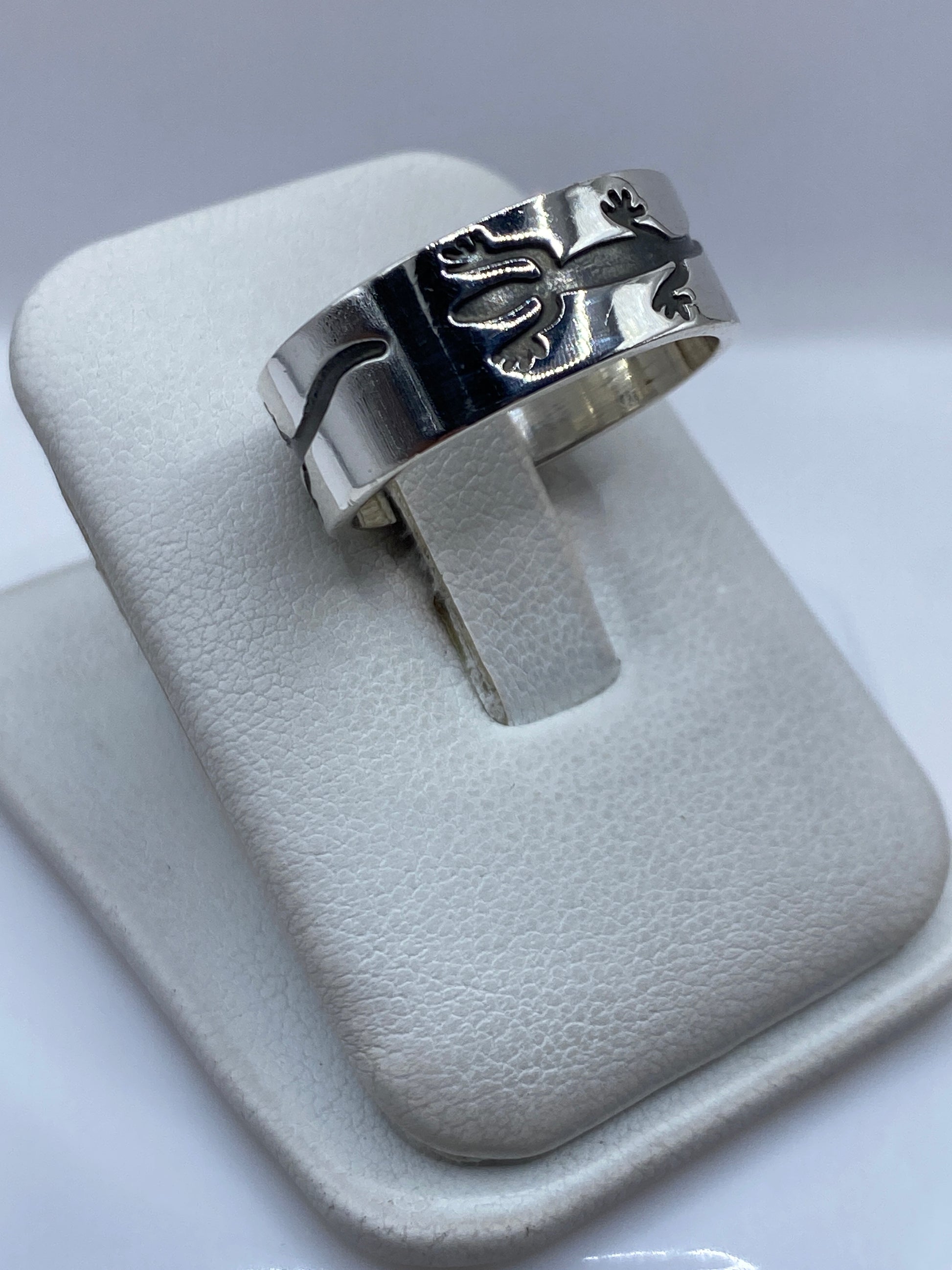Detalle lateral del anillo prehispánico mostrando el acabado pulido y satinado
