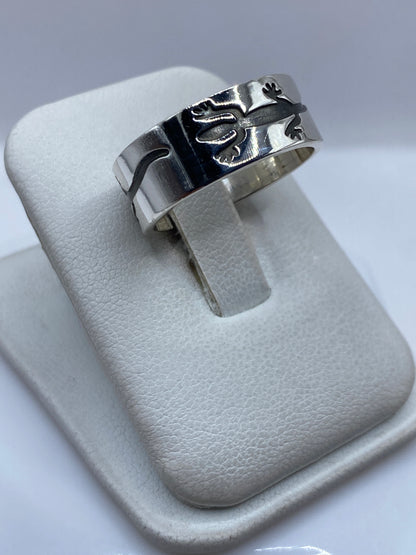 Detalle lateral del anillo prehispánico mostrando el acabado pulido y satinado