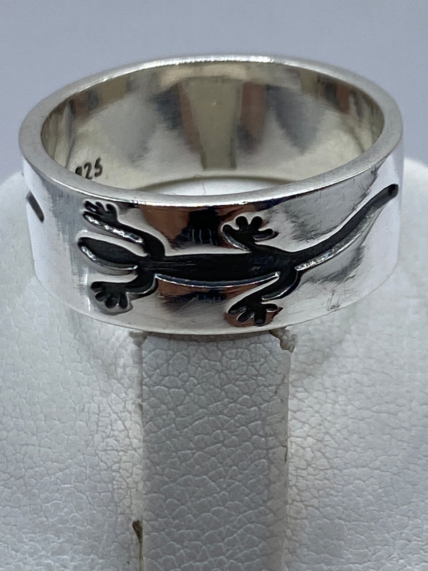 Anillo en el dedo mostrando comodidad y presencia de la banda ancha