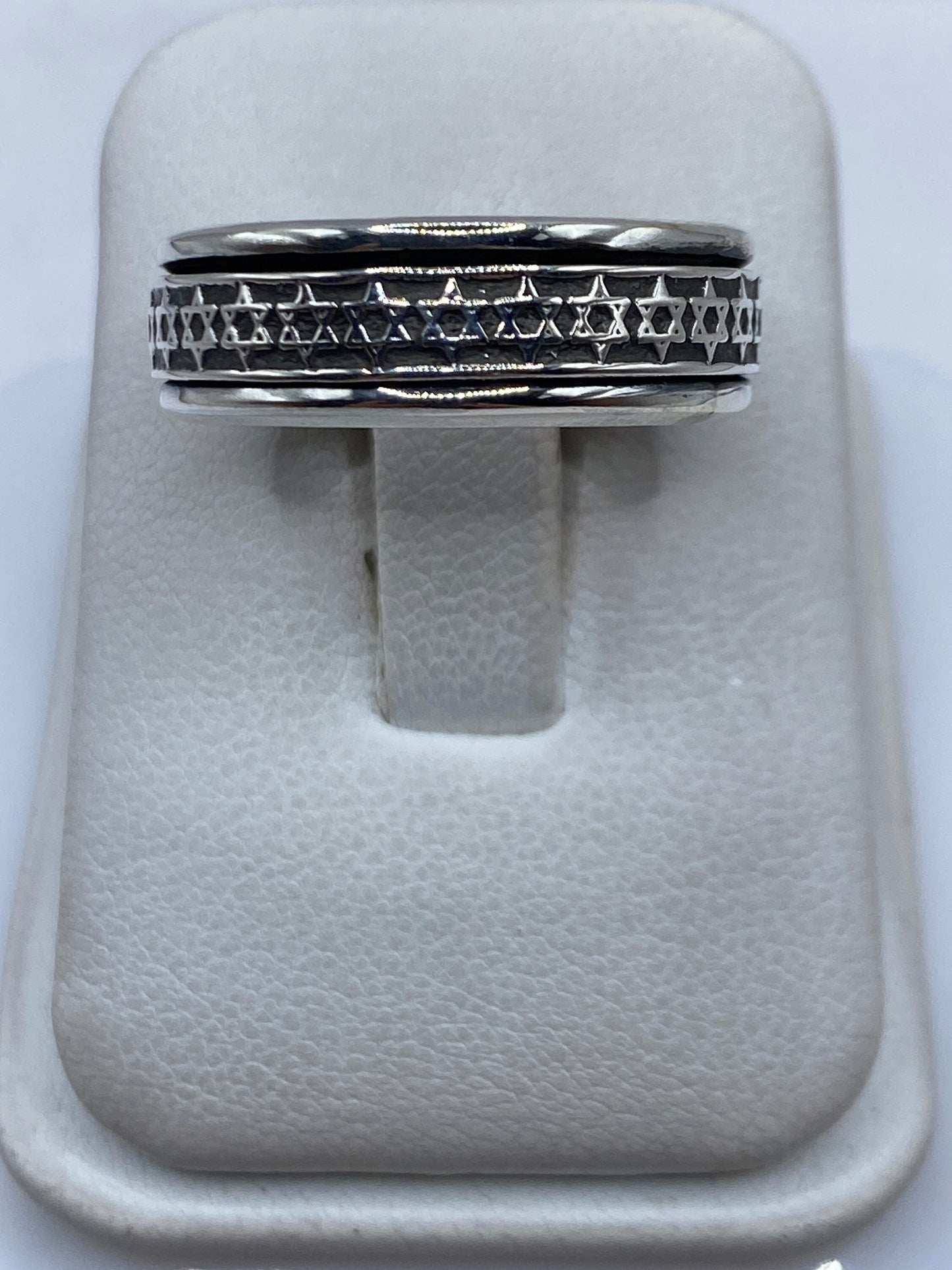 Anillo de plata eslabón grueso en la mano, mostrando el peso y solidez del diseño